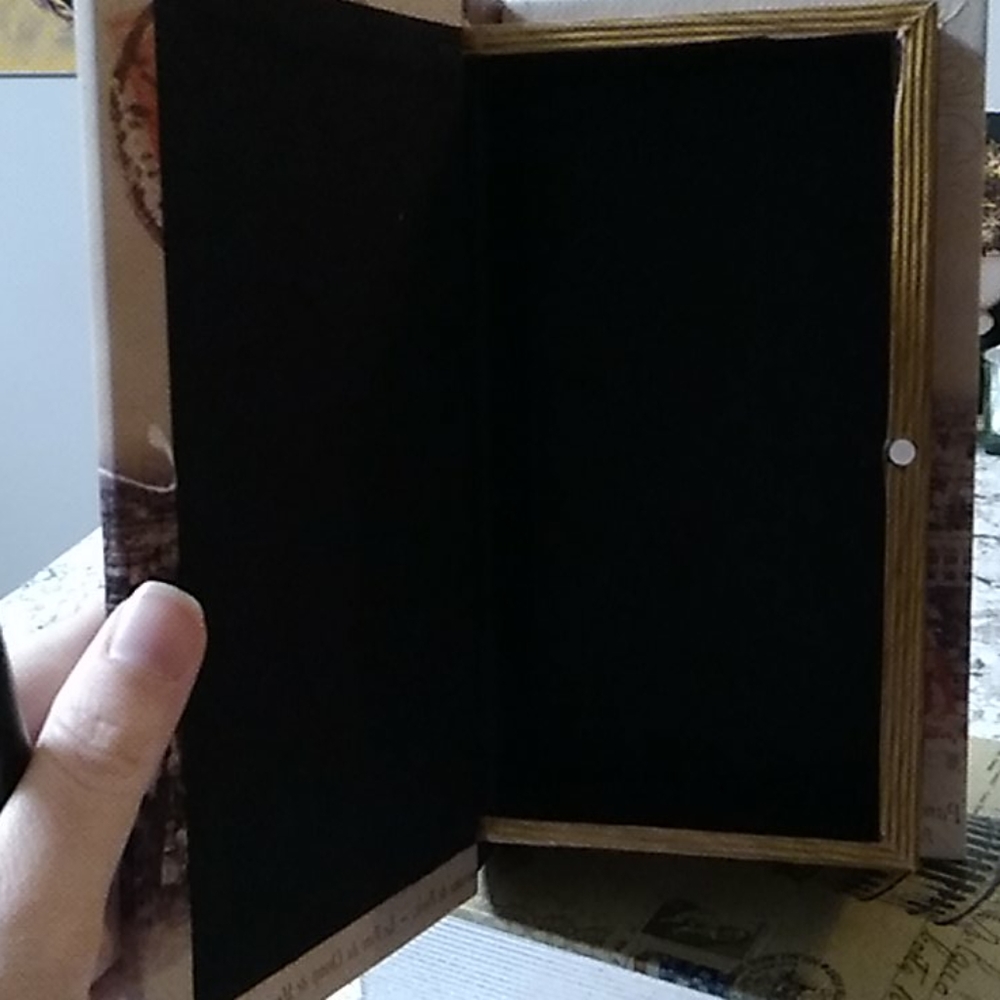 Decor - Picture 3 of 4